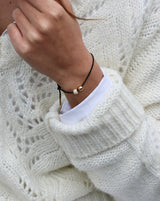 Inner Peace armbånd sort snor - 18kt Hvidguld